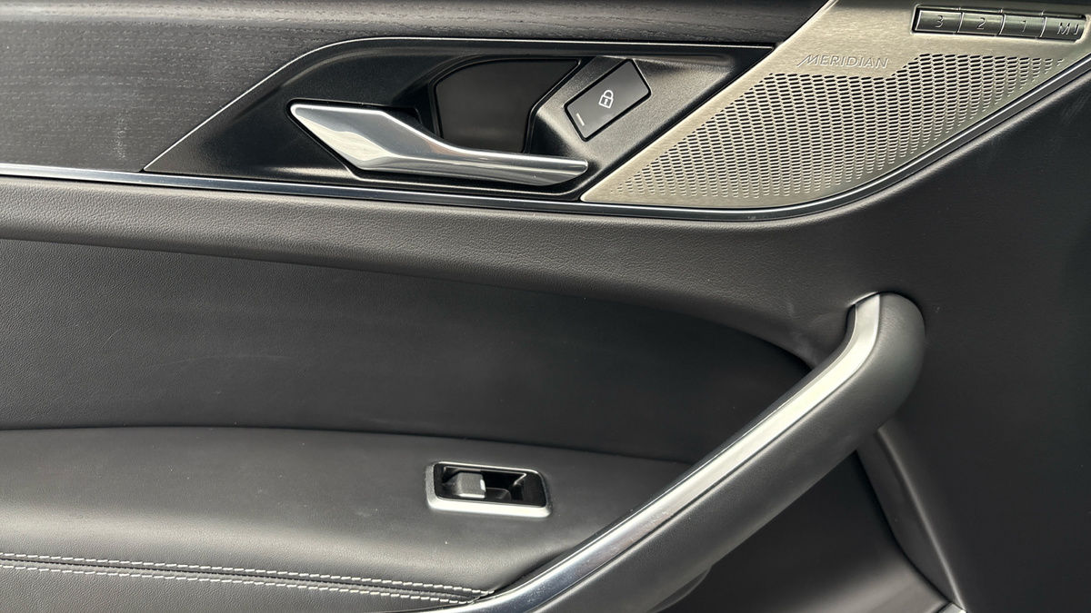 Jaguar F-PACE Image 19