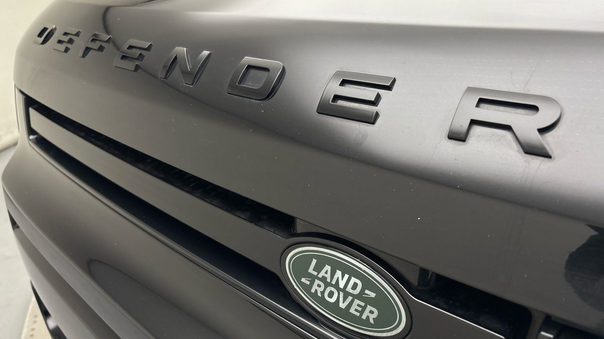 Land Rover Defender 110 Image 24