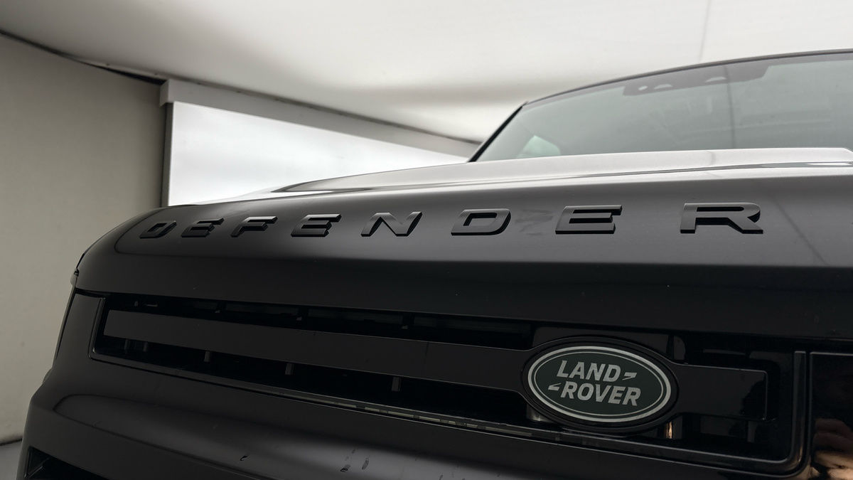 Land Rover Defender 110 Image 24