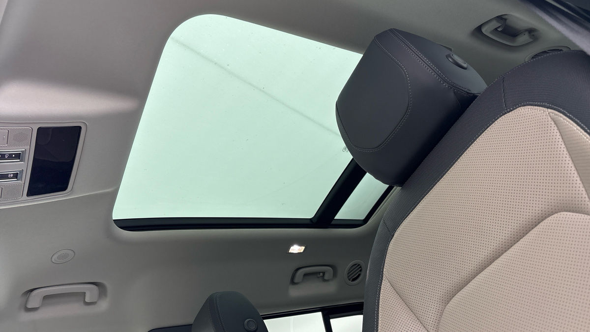 Land Rover Defender 130 Image 6