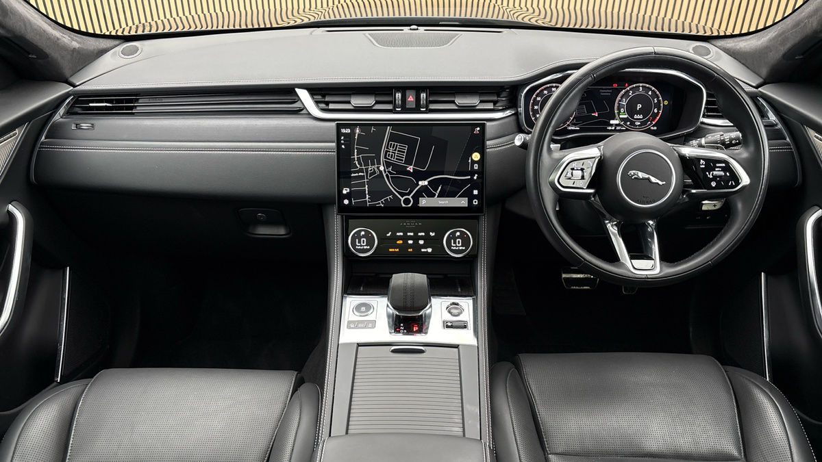 Jaguar F-PACE Image 12