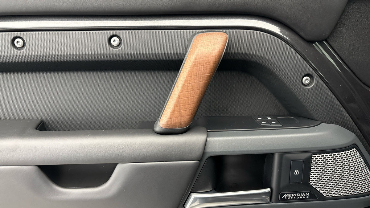 Land Rover Defender 130 Urban Image 19