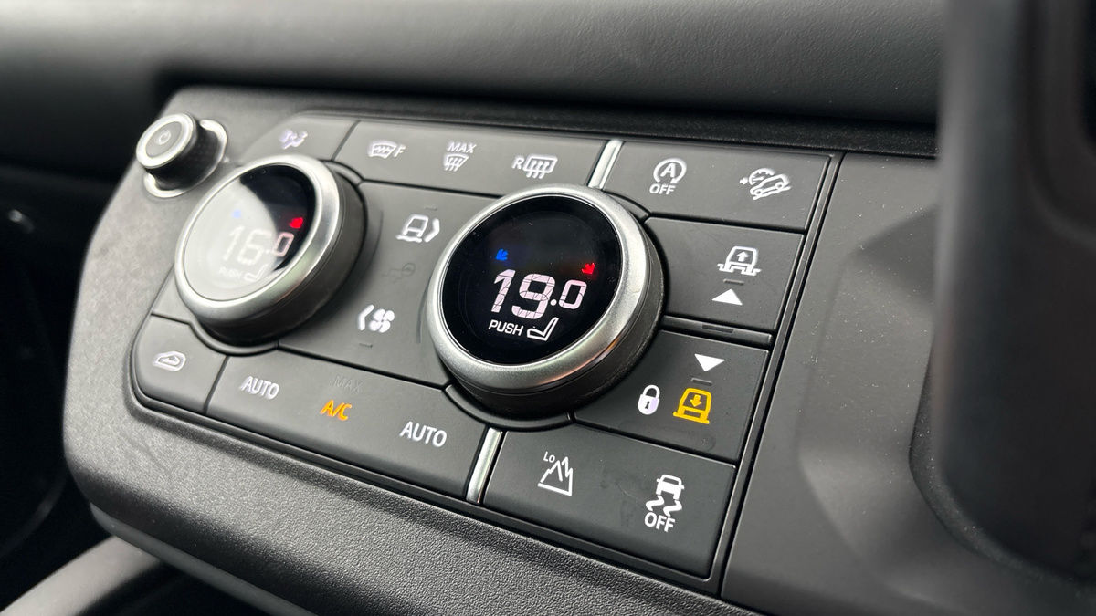 Land Rover Defender 110 Image 28