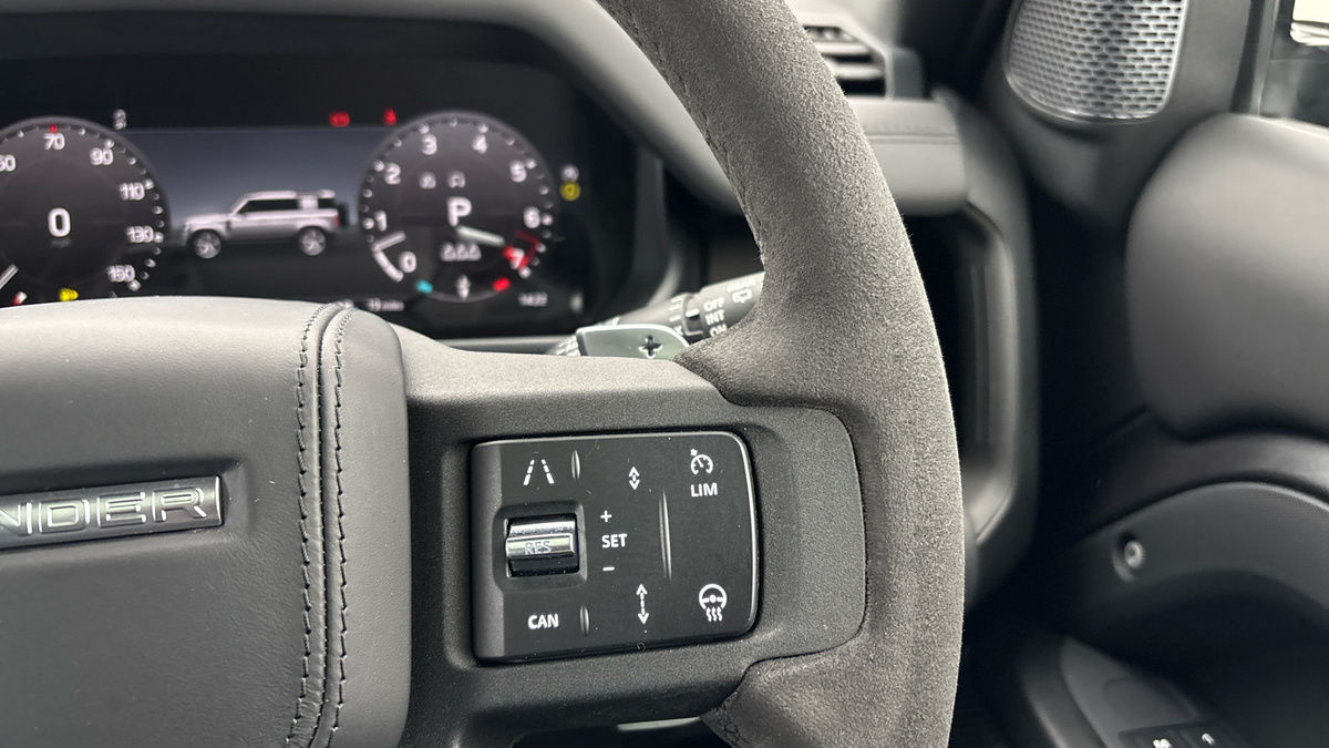 Land Rover Defender 110 Image 27