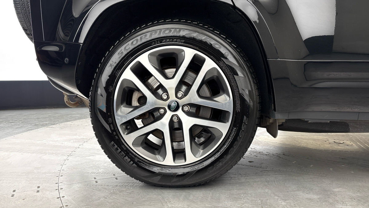 Land Rover Defender 110 Image 10