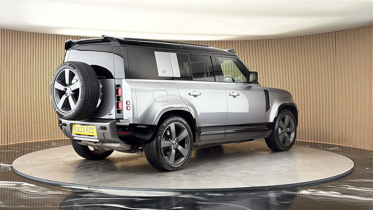 Land Rover Defender 110 Image 21