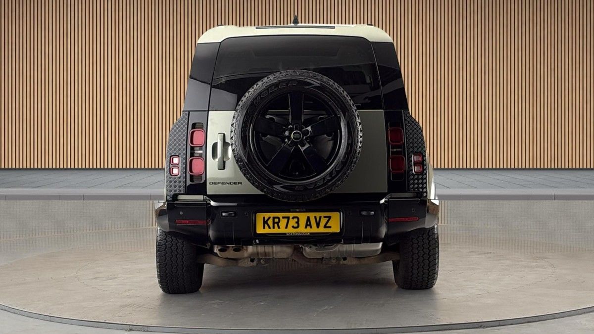 Land Rover Defender 110 Image 4