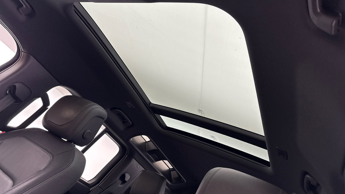 Land Rover Defender 110 Image 6