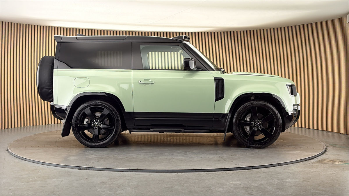 Land Rover Defender 90 Image 16