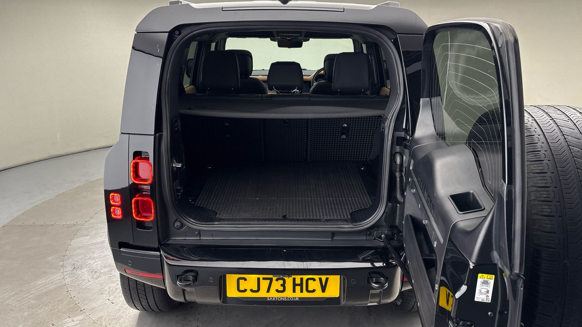 Land Rover Defender 110 Image 11