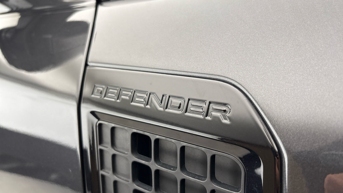 Land Rover Defender 110 Image 29