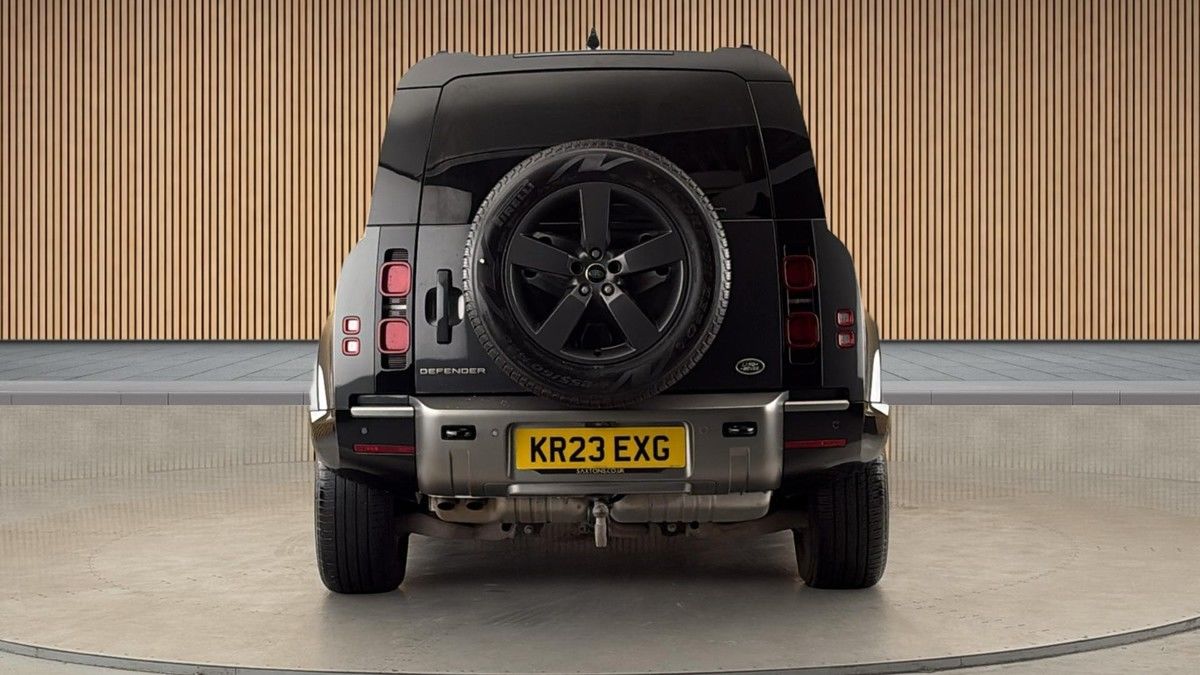 Land Rover Defender 110 Image 4