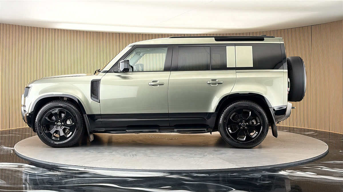 Land Rover Defender 110 Image 15