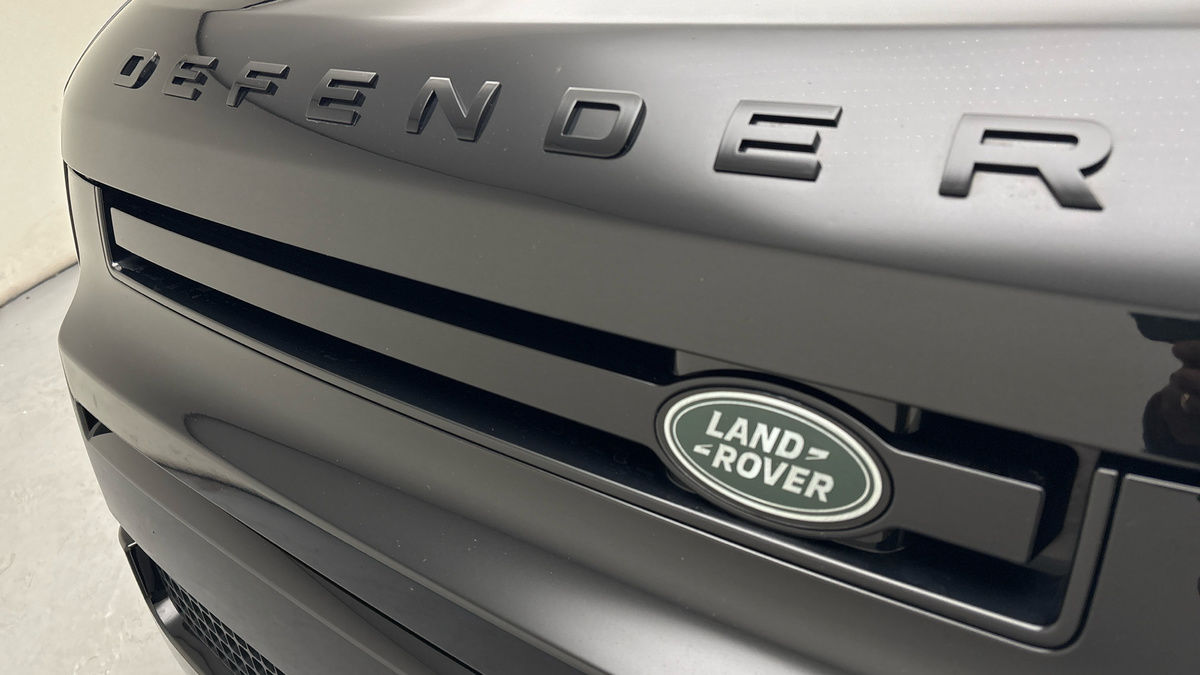 Land Rover Defender 110 Image 24