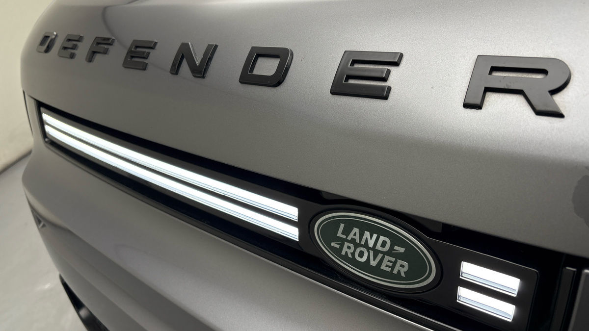 Land Rover Defender 110 Image 24