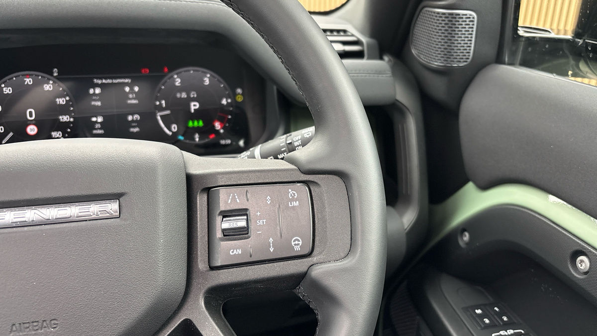 Land Rover Defender 90 Image 14