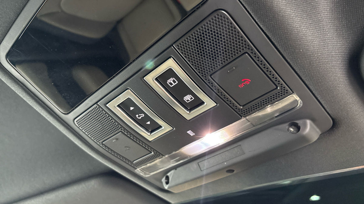 Land Rover Defender 110 Image 28