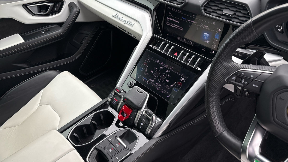 Lamborghini Urus Image 18