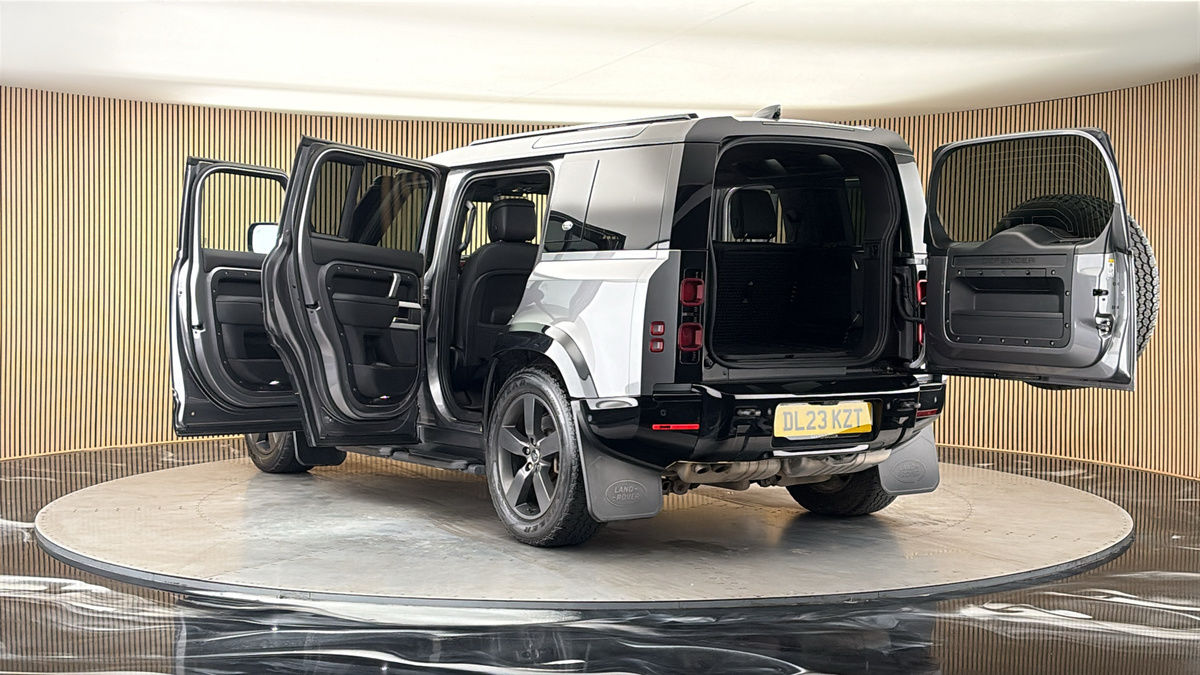 Land Rover Defender 110 Image 23