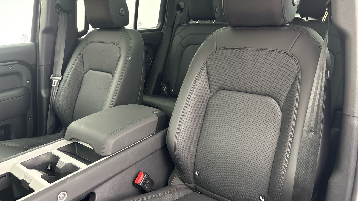 Land Rover Defender 110 Image 7