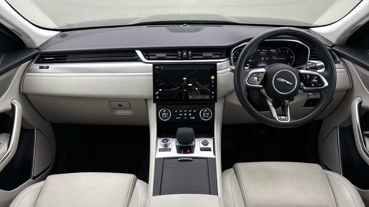 Jaguar F-PACE Image 12