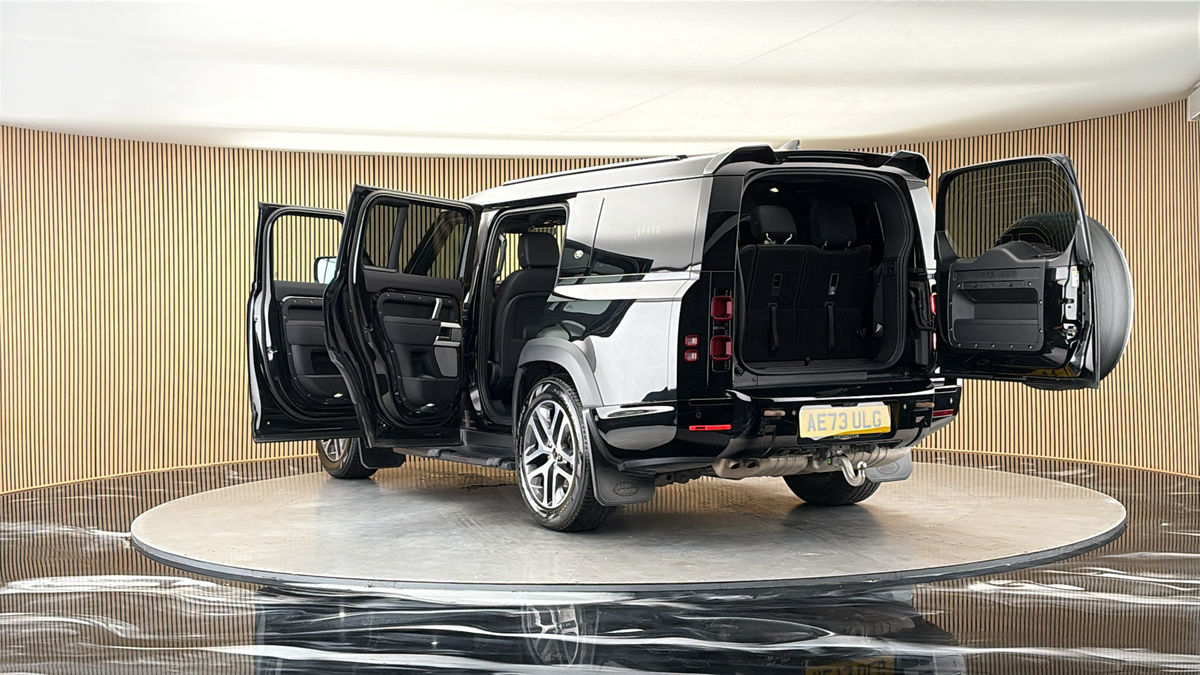 Land Rover Defender 130 Image 23
