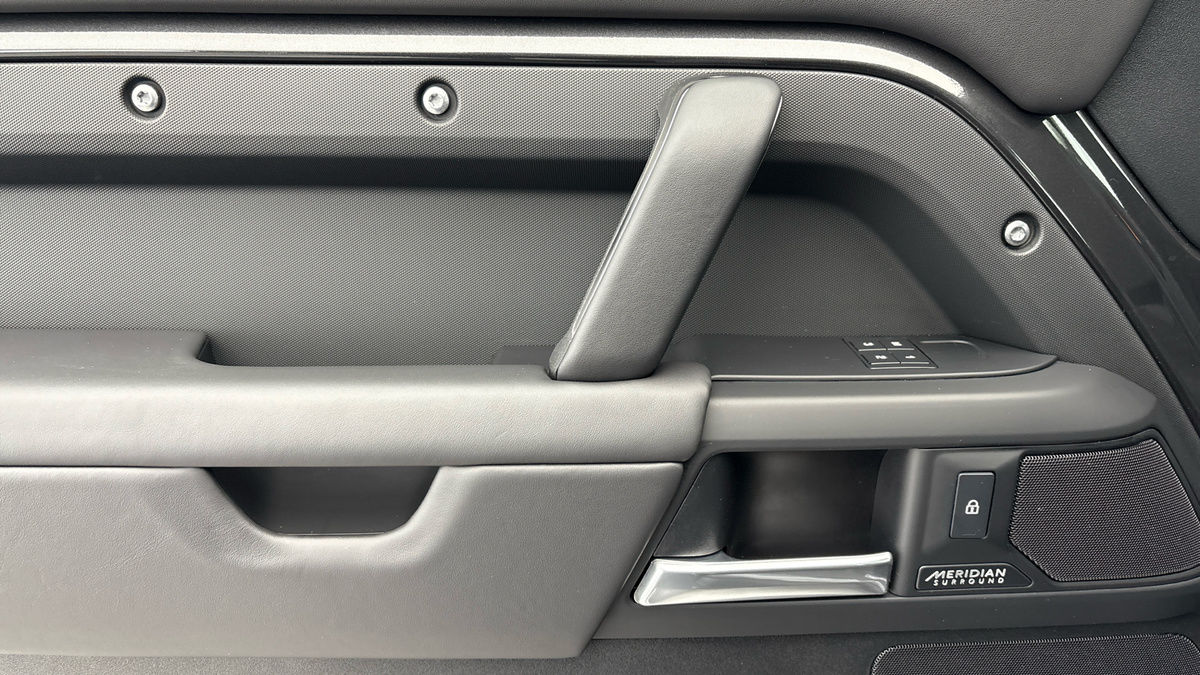 Land Rover Defender 110 Image 19