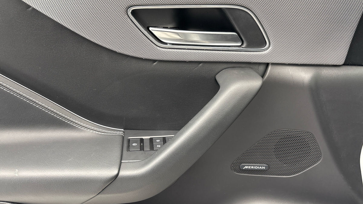 Jaguar F-PACE Image 38