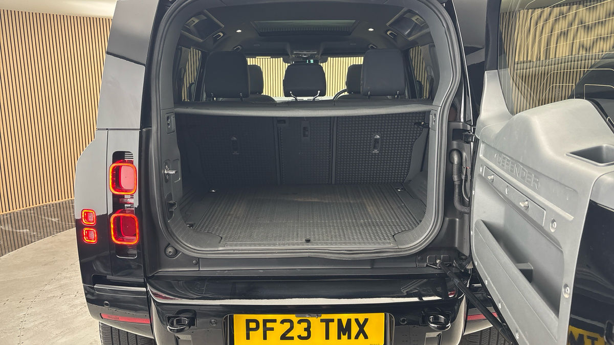 Land Rover Defender 110 Image 11