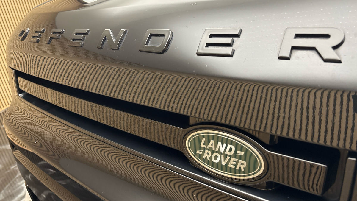 Land Rover Defender 110 Image 24
