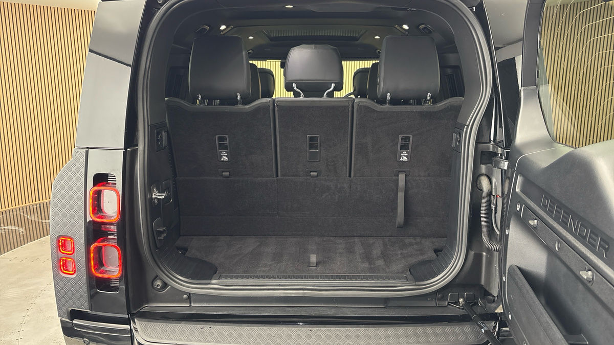 Land Rover Defender 130 Image 11