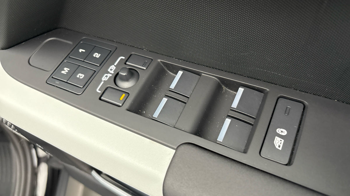 Land Rover Defender 110 Image 29