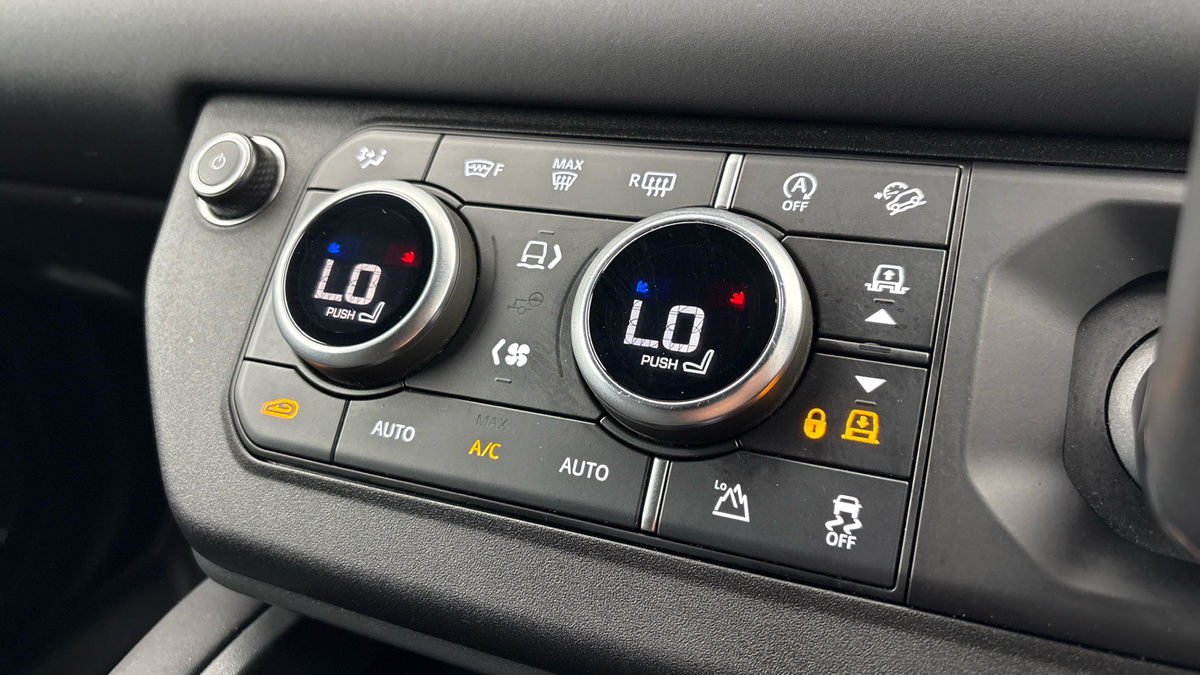 Land Rover Defender 110 Image 8