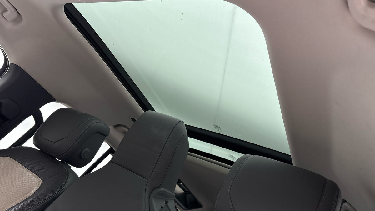 Land Rover Defender 110 Image 6