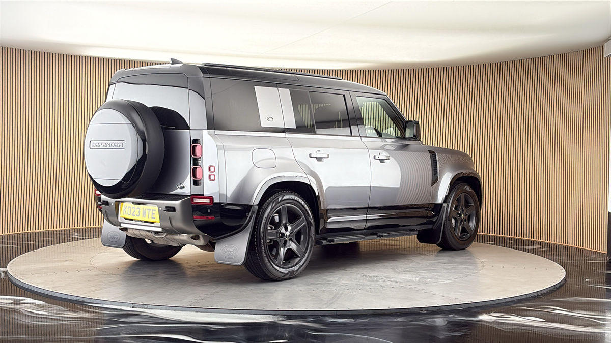 Land Rover Defender 110 Image 21