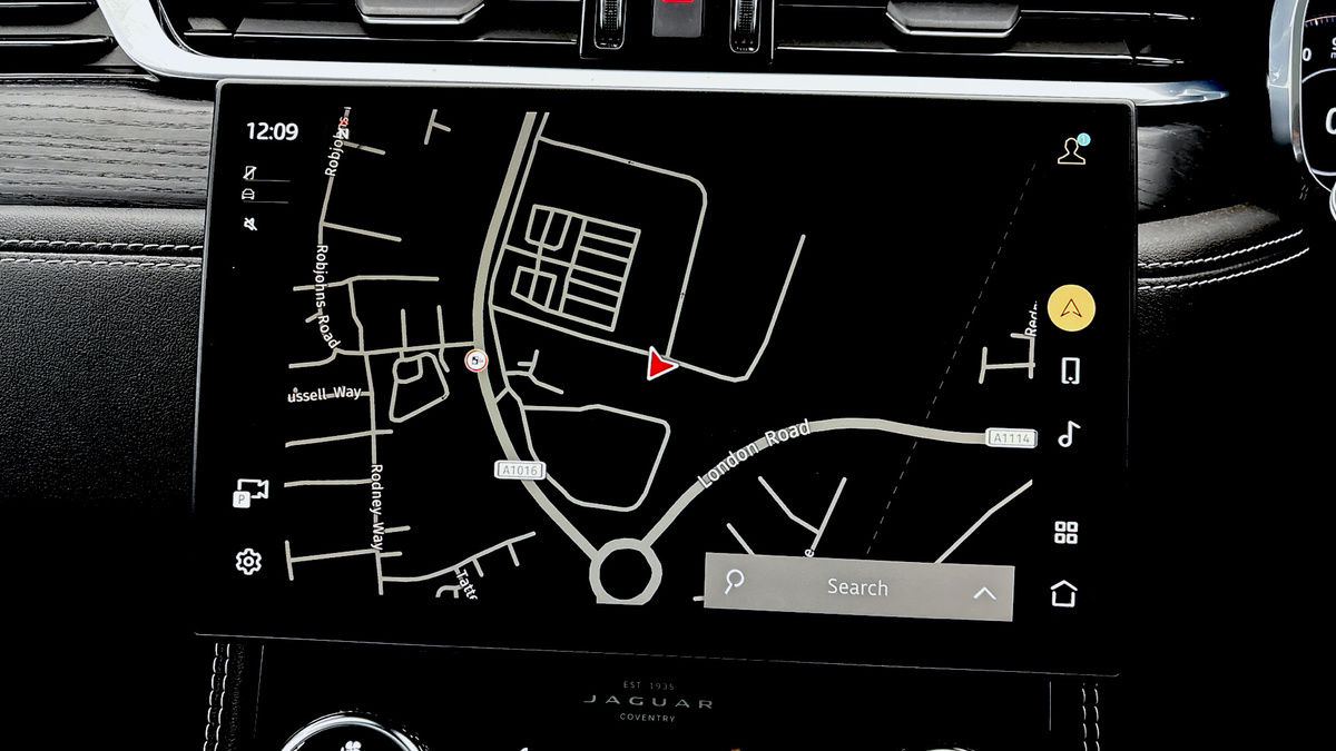 Jaguar F-PACE Image 17