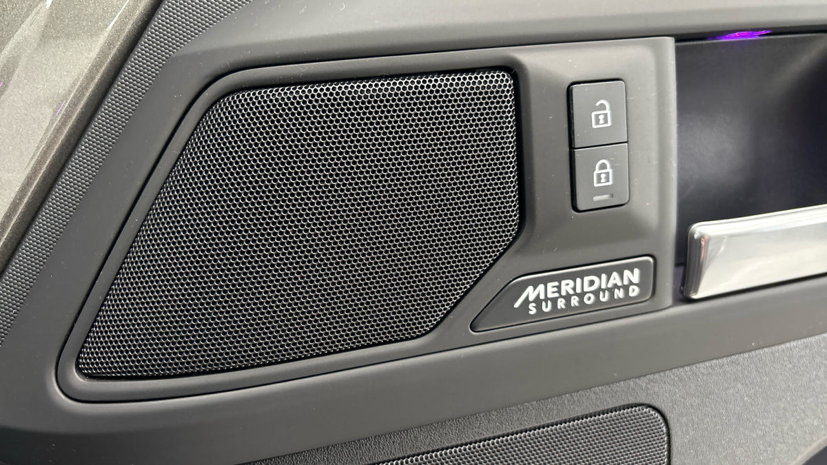 Land Rover Defender 110 Image 25