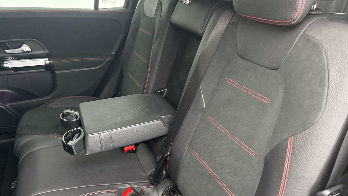 Mercedes-Benz GLB Image 9