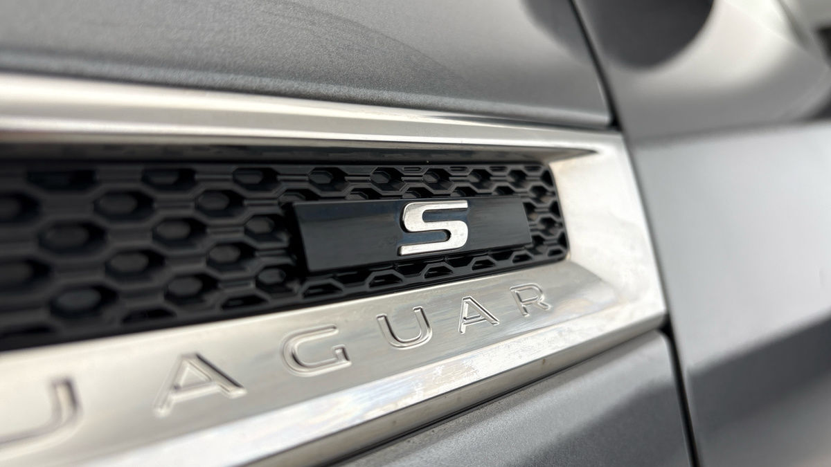 Jaguar E-PACE Image 25