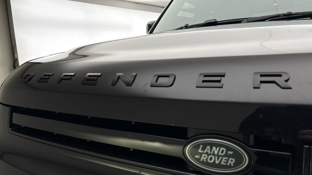 Land Rover Defender 110 Image 24