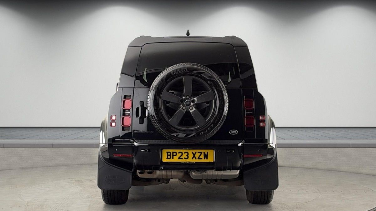Land Rover Defender 110 Image 4