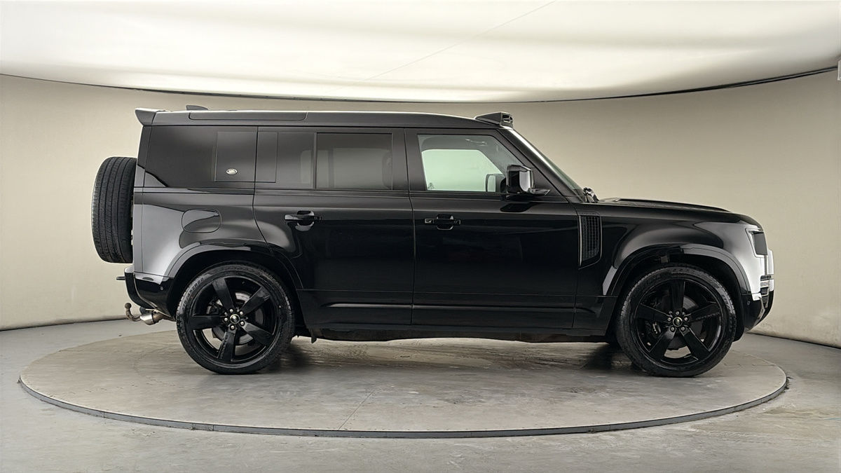 Land Rover Defender 110 Image 16