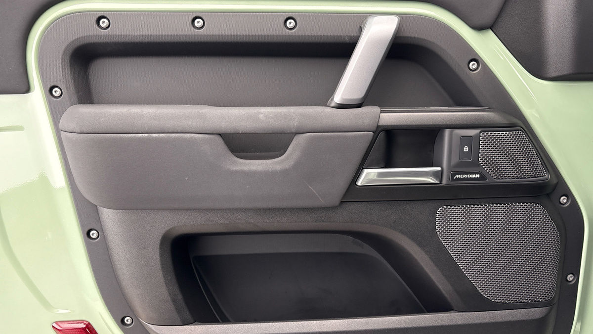 Land Rover Defender 90 Urban Image 19