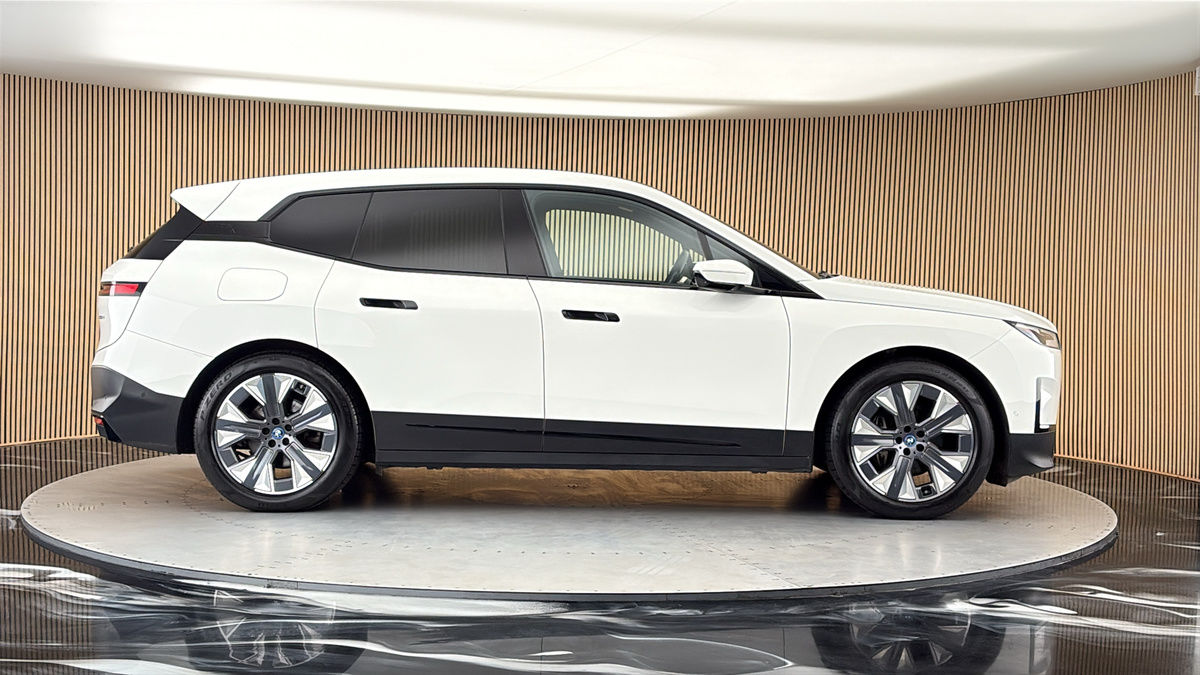 BMW iX Image 16