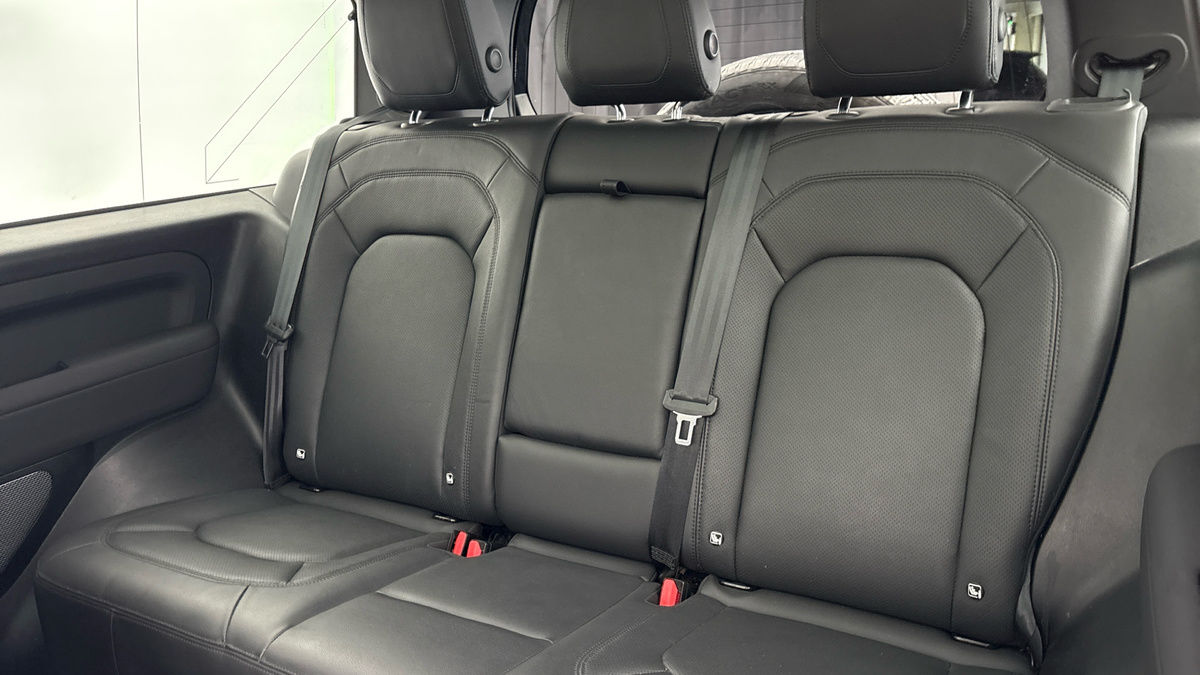 Land Rover Defender 90 Image 8