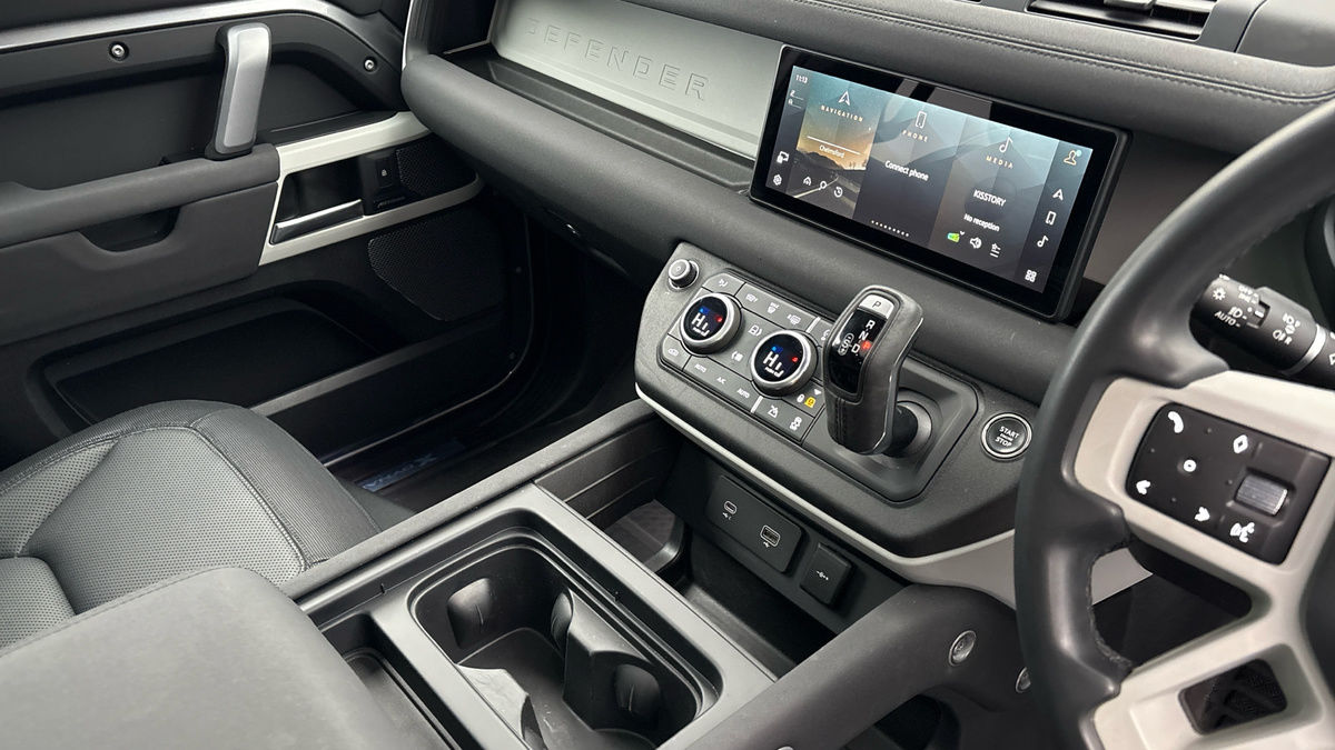 Land Rover Defender 110 Image 18