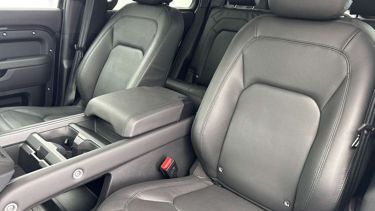 Land Rover Defender 110 Image 7