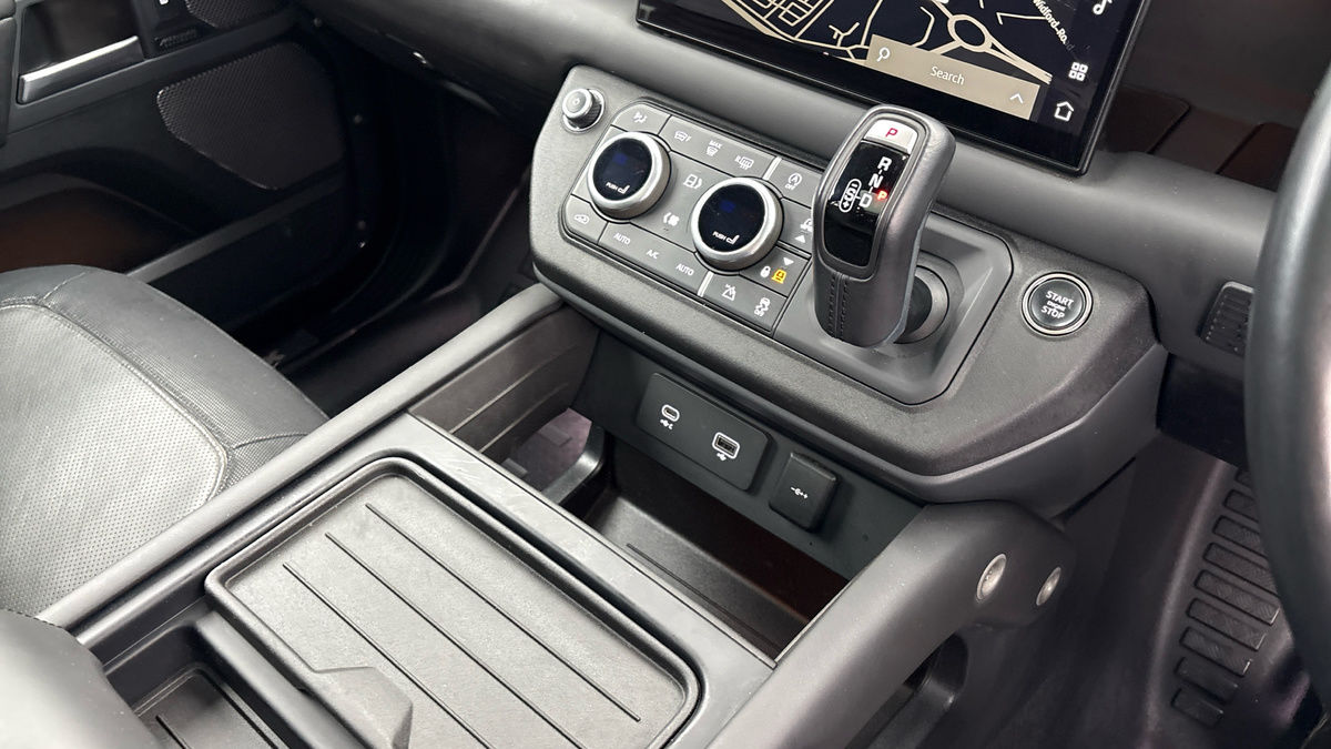 Land Rover Defender 110 Image 18