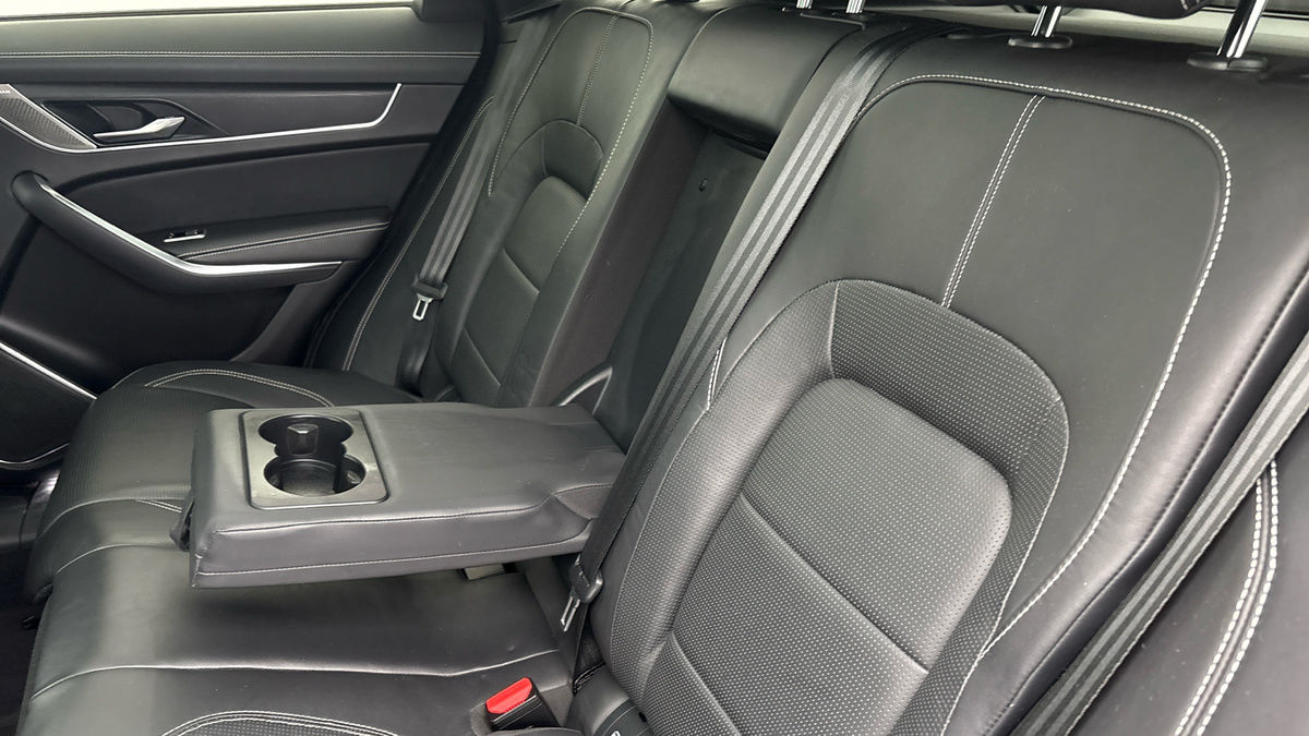Jaguar F-PACE Image 9