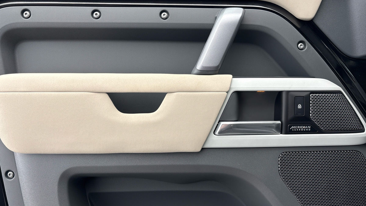 Land Rover Defender 110 Urban Image 19